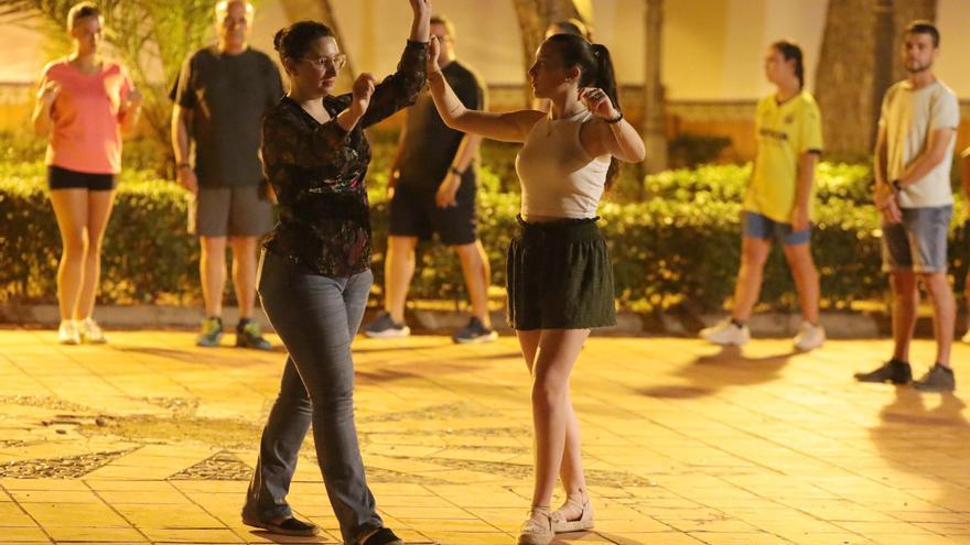 El Raval forma a la reina y damas de las fiestas de Vila-real en el aprendizaje del ‘ball de plaça’