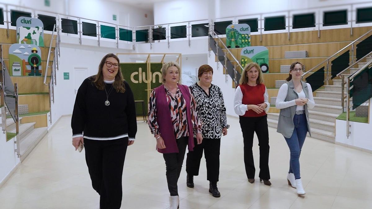 Mujeres de CLUN, en la sede de la cooperativa.