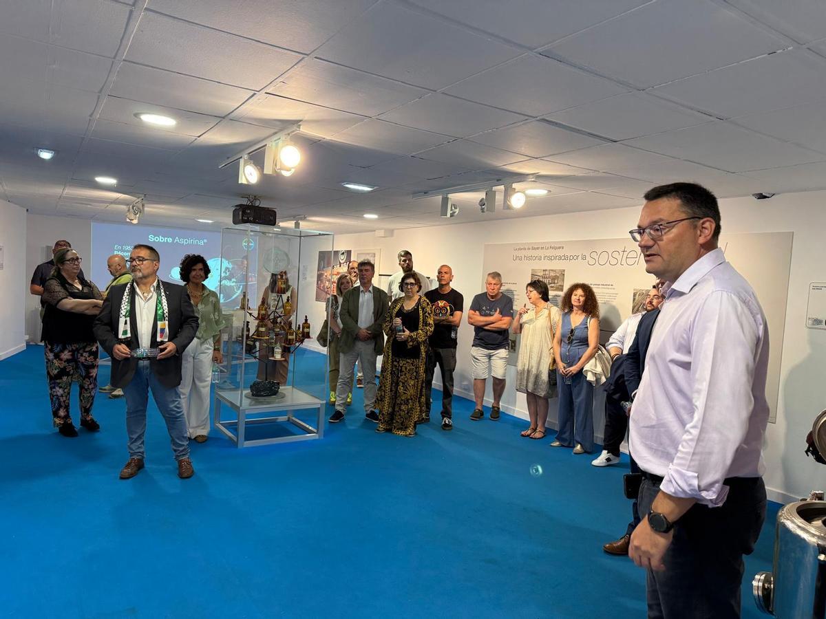 Jorge Álvarez, director de la planta asturiana de Bayer, explica la muestra del pabellón de Langreo.