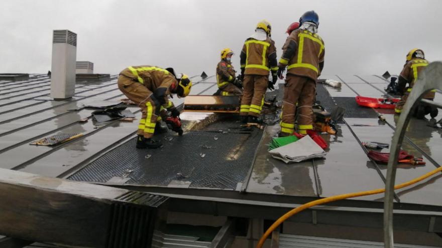 Els Bombers treballant a la teulada de l&#039;edifici afectat a Girona