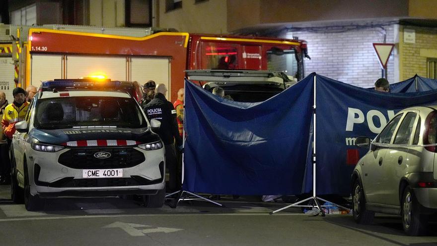 Els serveis d'emergències treballant al bloc on s'ha produït l'incendi mortal a Manlleu