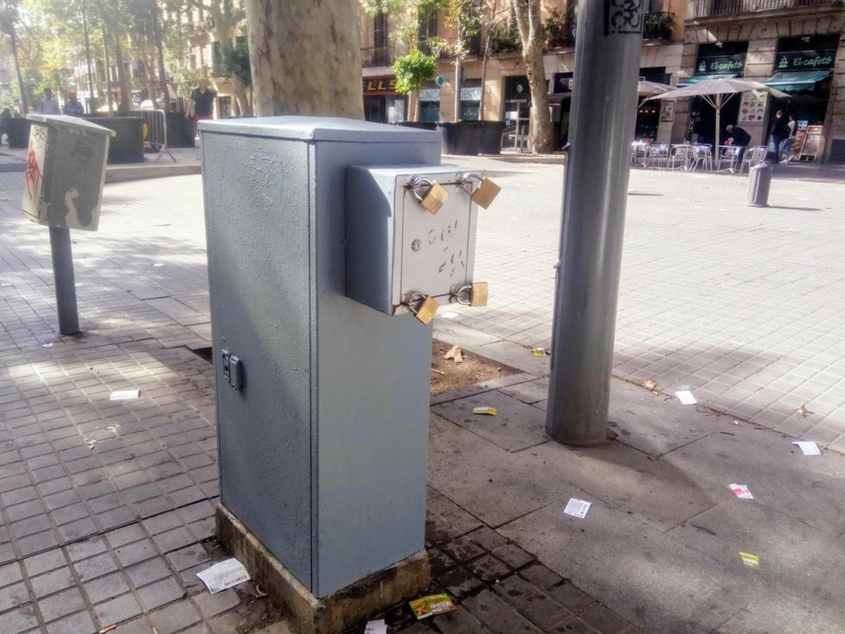 Armari de senyals de trànsit a la ronda de Sant Antoni de Barcelona.