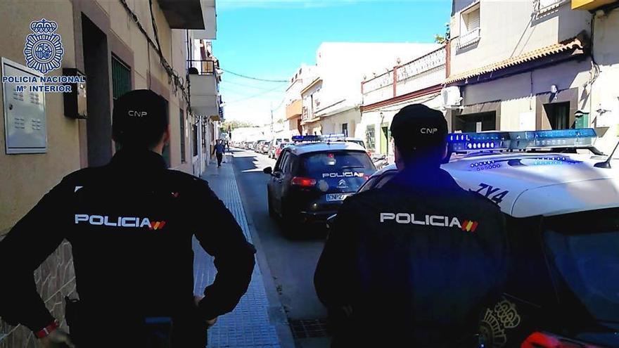 Detienen a cuatro hombres en Badajoz por intentar pagar con una tarjeta robada en un coche