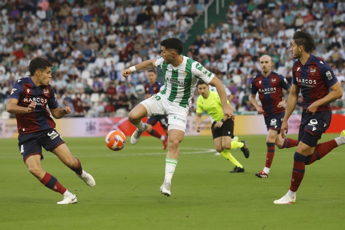 Jacobo controla un balón a media altura durante la primera mitad del choque.