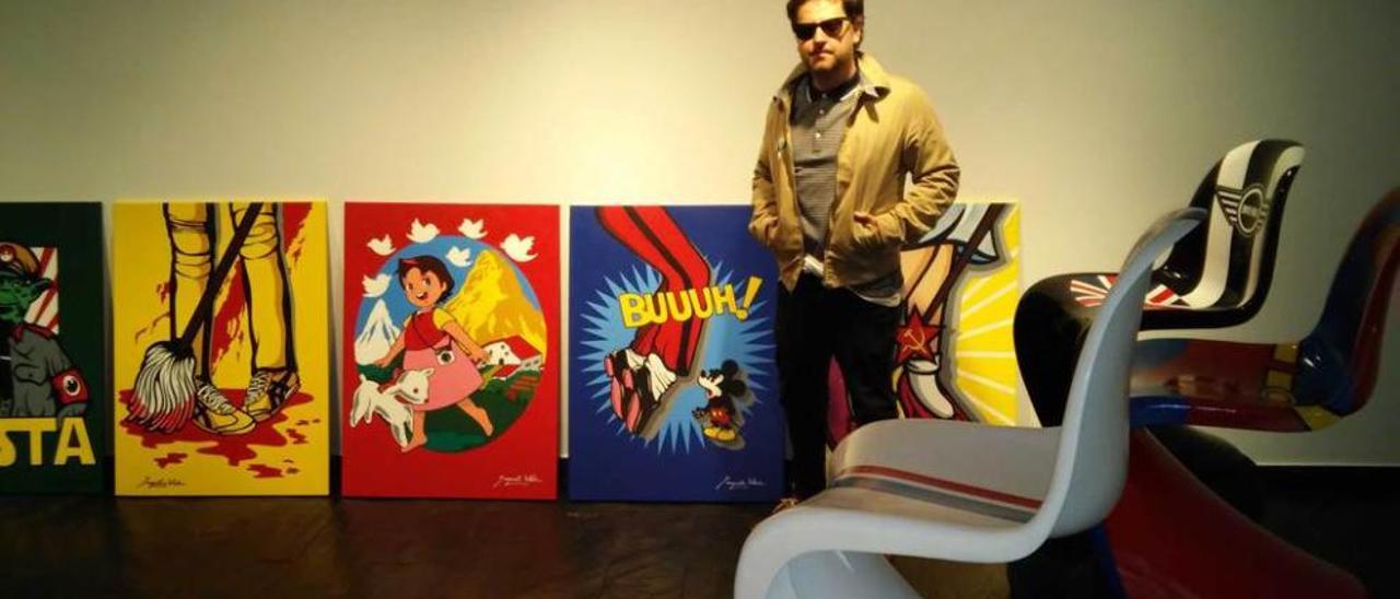 Joaquín Viña, con sus obras &quot;HiperPop&quot; y tres sillas con diseños de coches clásicos y superhéroes.