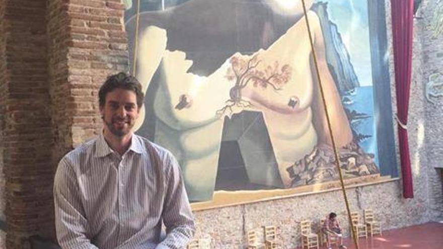 Pau Gasol dins del Teatre Museu Dalí.