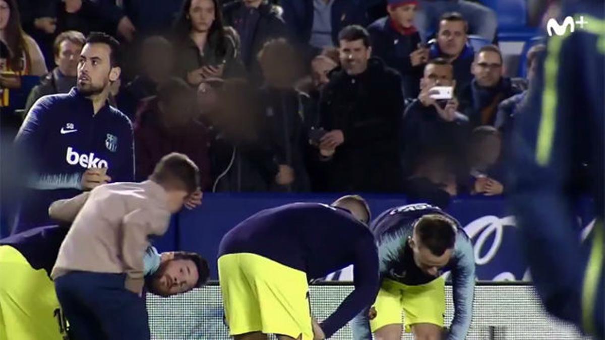 ¡La envidia de todos los niños! Se cuela en el rondo del Barça en el calentamiento