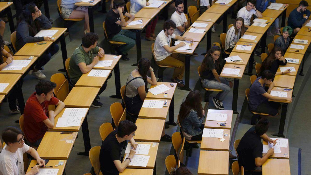 Universitarios durante un examen.