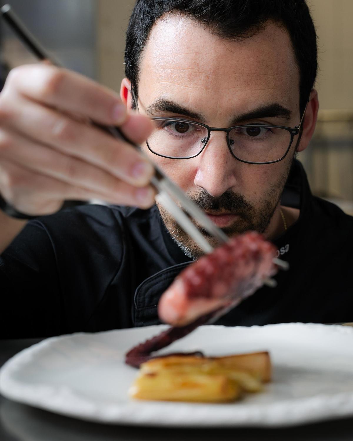 Al mando de los fogones se encuentra el Chef Javier Tortosa