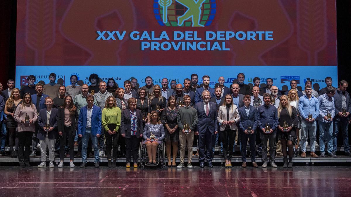 Premiados, patrocinadores y autoridades posan en familia en el escenario del Auditori de la Vall.