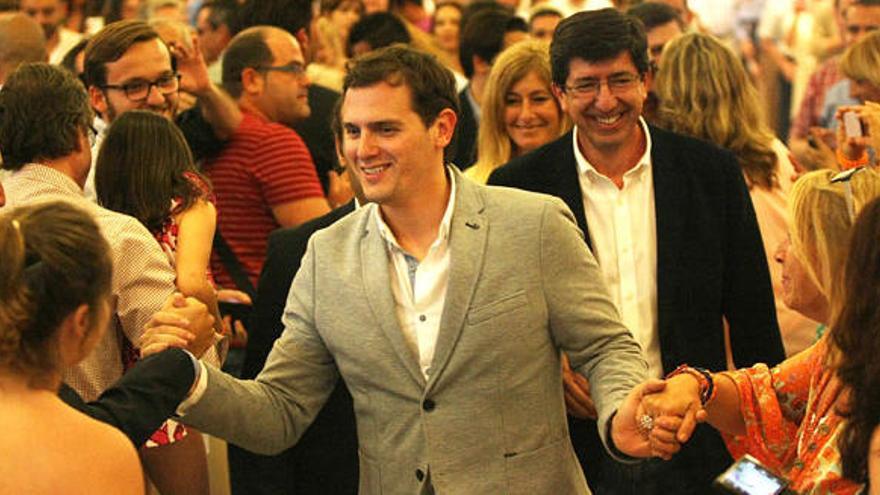 Albert Rivera saluda a simpatizantes en Málaga.