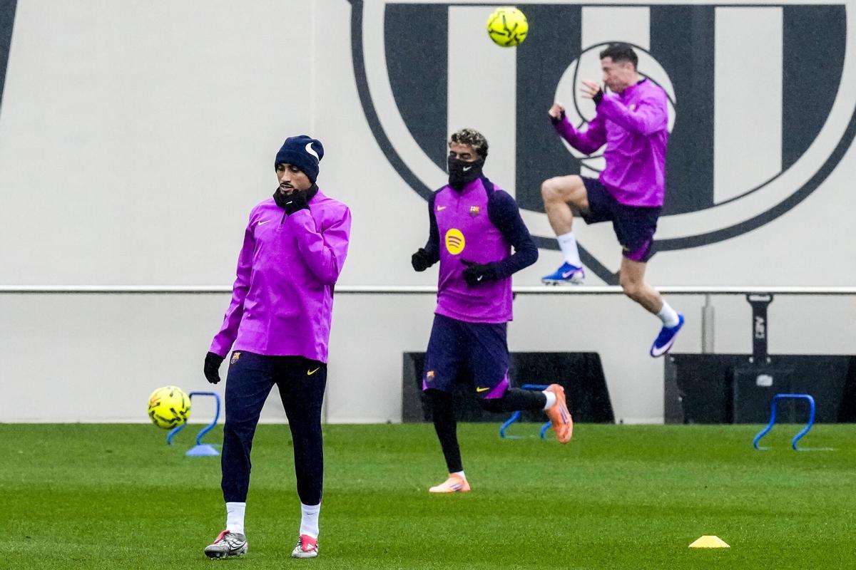 Raphinha, Lamine Yamal y Lewandowski, durante el último entrenamiento previo al desplazamiento del Barça a Villarreal.