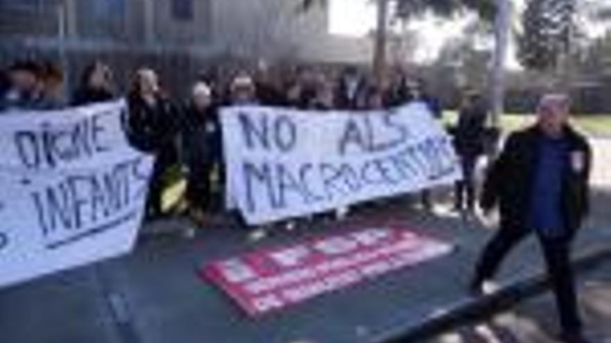 Els treballadors del centre de la Misercòrdia, protestant contra la unificació amb Mas Garriga.