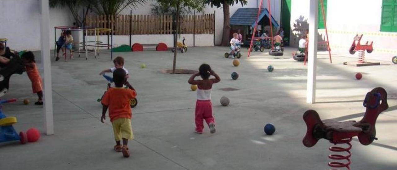 Niños jugando en el patio de una escoleta.