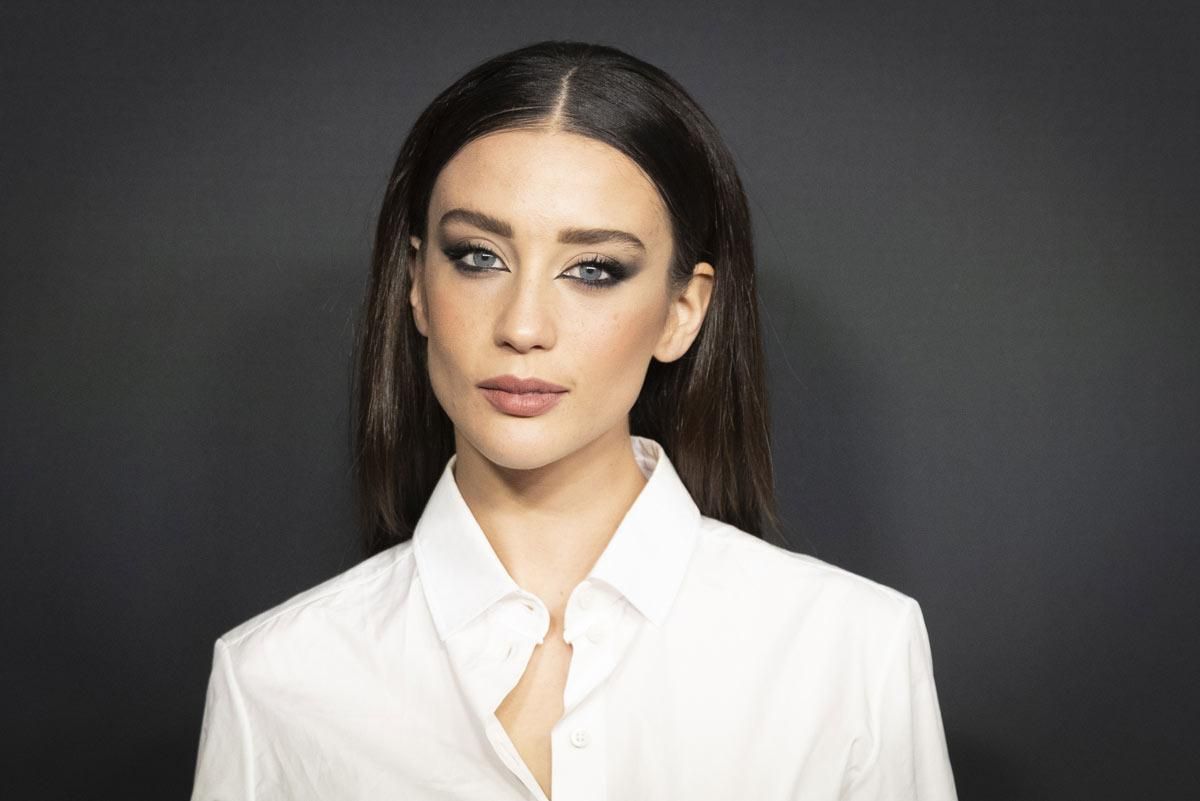 María Pedraza, con camisa blanca de Dior, foxy eyes y melena pulida