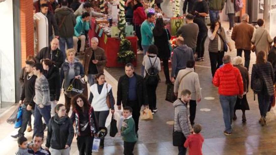 Visitants passegen per l&#039;Espai Gironès, la campanya de Nadal passada.