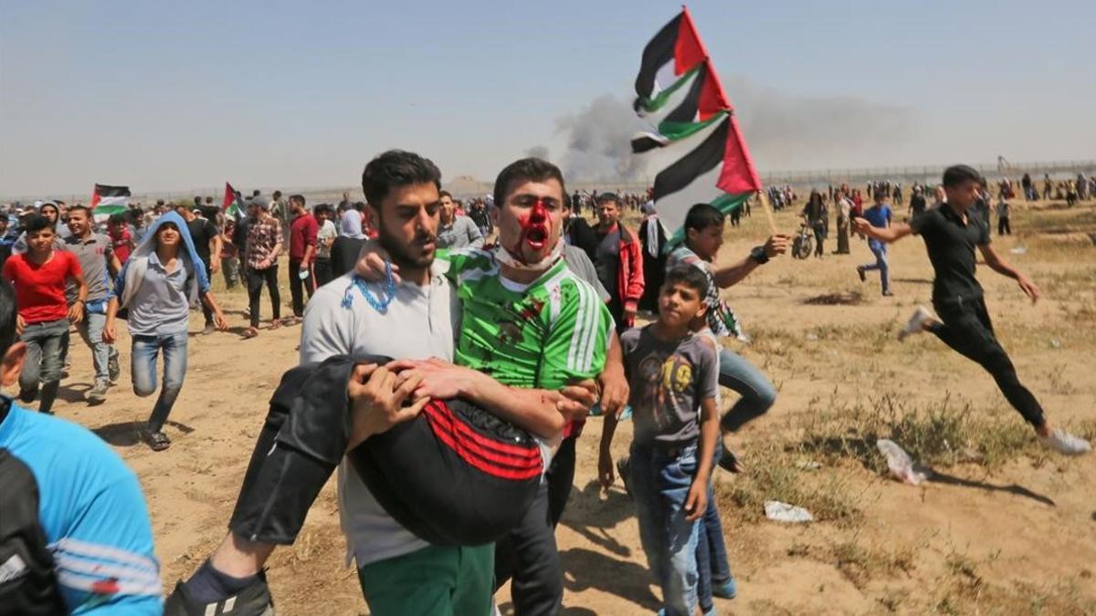 Un manifestante palestino herido es evacuado de la valla fronteriza durante los enfrentamientos con las fuerzas israelís al este de la ciudad de Gaza el pasado 1 de mayo.