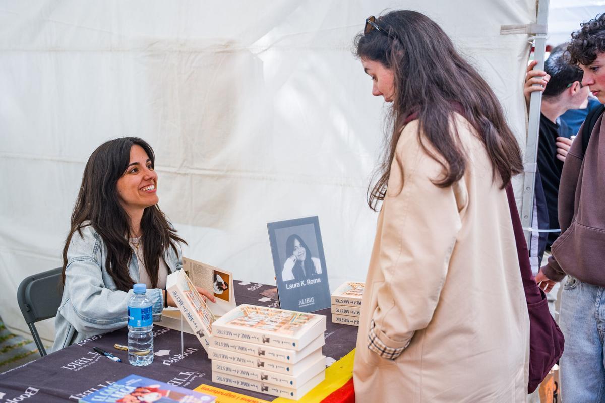 Laura K.Roma firma su libro "Lo que nunca fue nuestro" en Barcelona durante el día de Sant Jordi