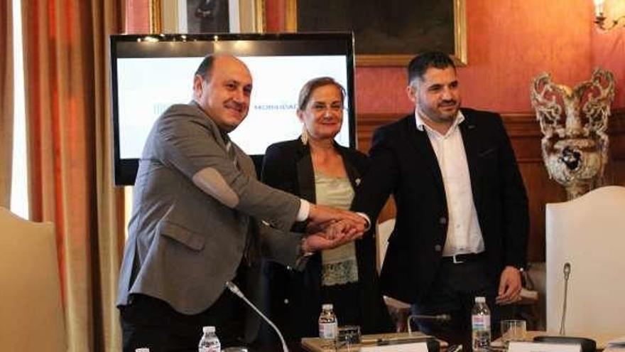 Gil, Silvia y Benítez, en la firma del convenio. // D.P.