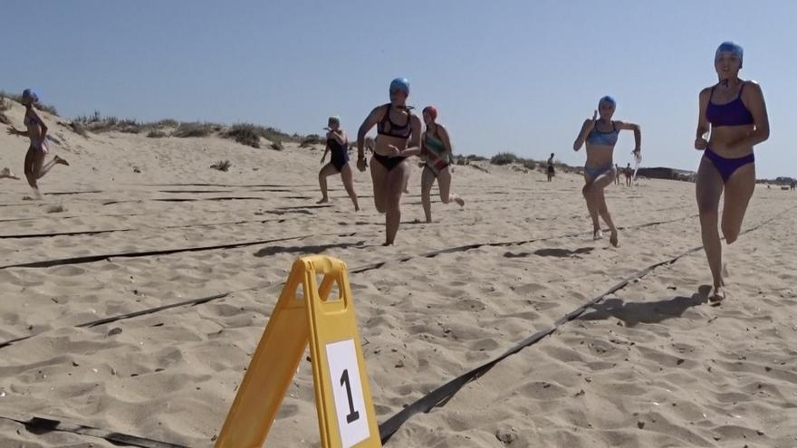 El salvamento extremeño organiza un campeonato de playa en Isla Cristina