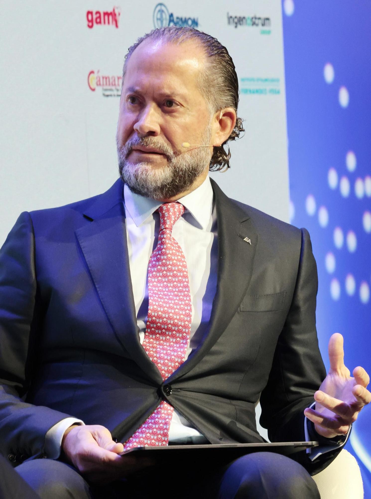 El poder político y empresarial se cita en Santiago