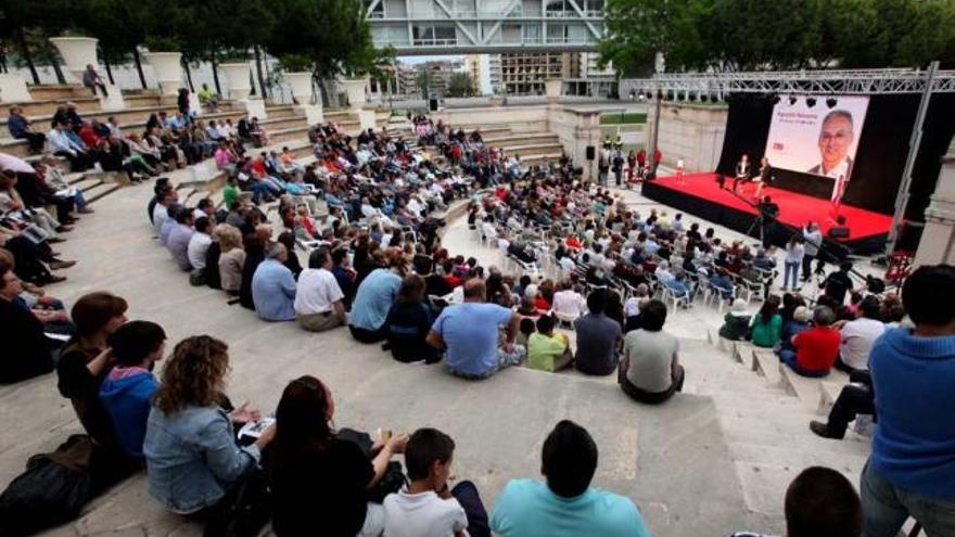 Arriba, vista general del auditorio. Abajo izda, el público asistente. Sobre estas líneas, Bañuls (dcha).