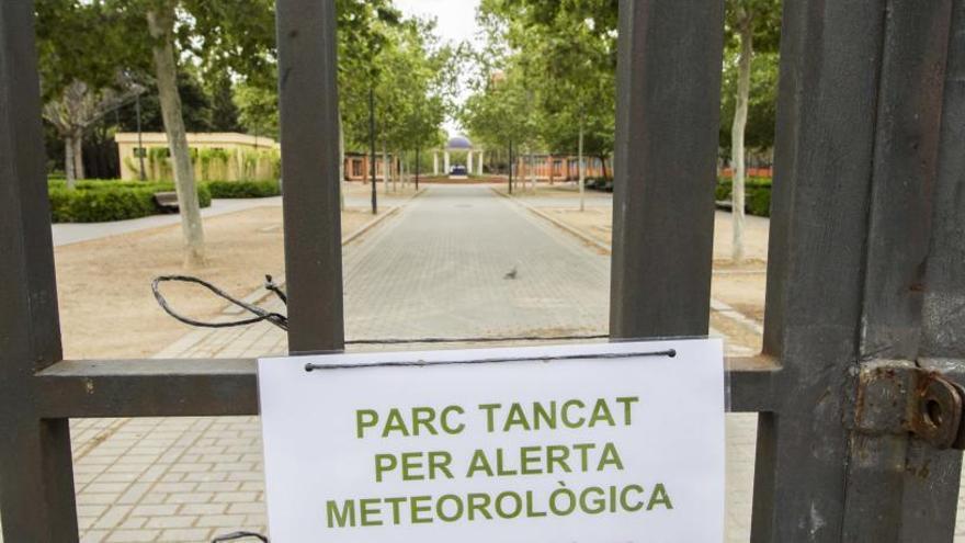 Cerrados los parques de València por la gota fría