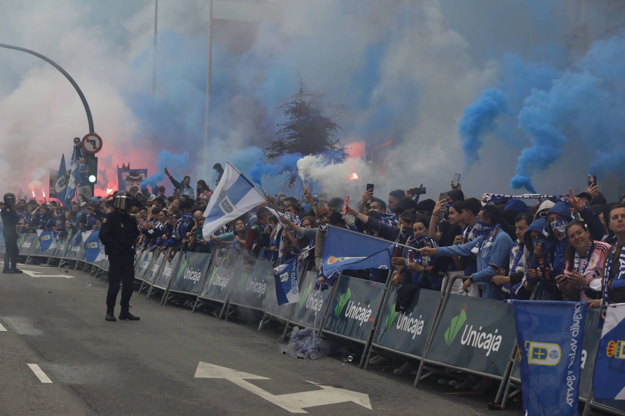 Así fue el recibimiento de la afición al Real Oviedo y toda la previa del último partido de la temporada