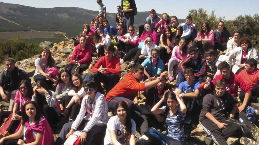 Alumnos del colegio posan en una de las rutas del programa .