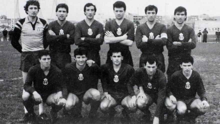 Un Avilés de 1986. Arriba por la izquierda, Juan Carlos, Calvo, Abel, Coloma, Quico y Paco. Abajo, César, Tati, Benjamín, José Manuel y Nacho