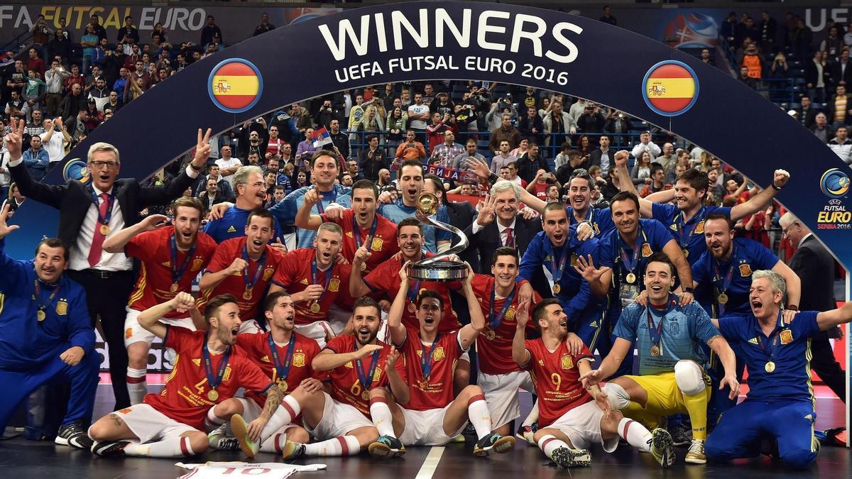 La selección española de fútbol sala celebra la Eurocopa de 2016, su último gran título.