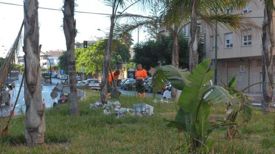 Los operarios trabajan en estos espacios verdes afectados por las obras del metro.