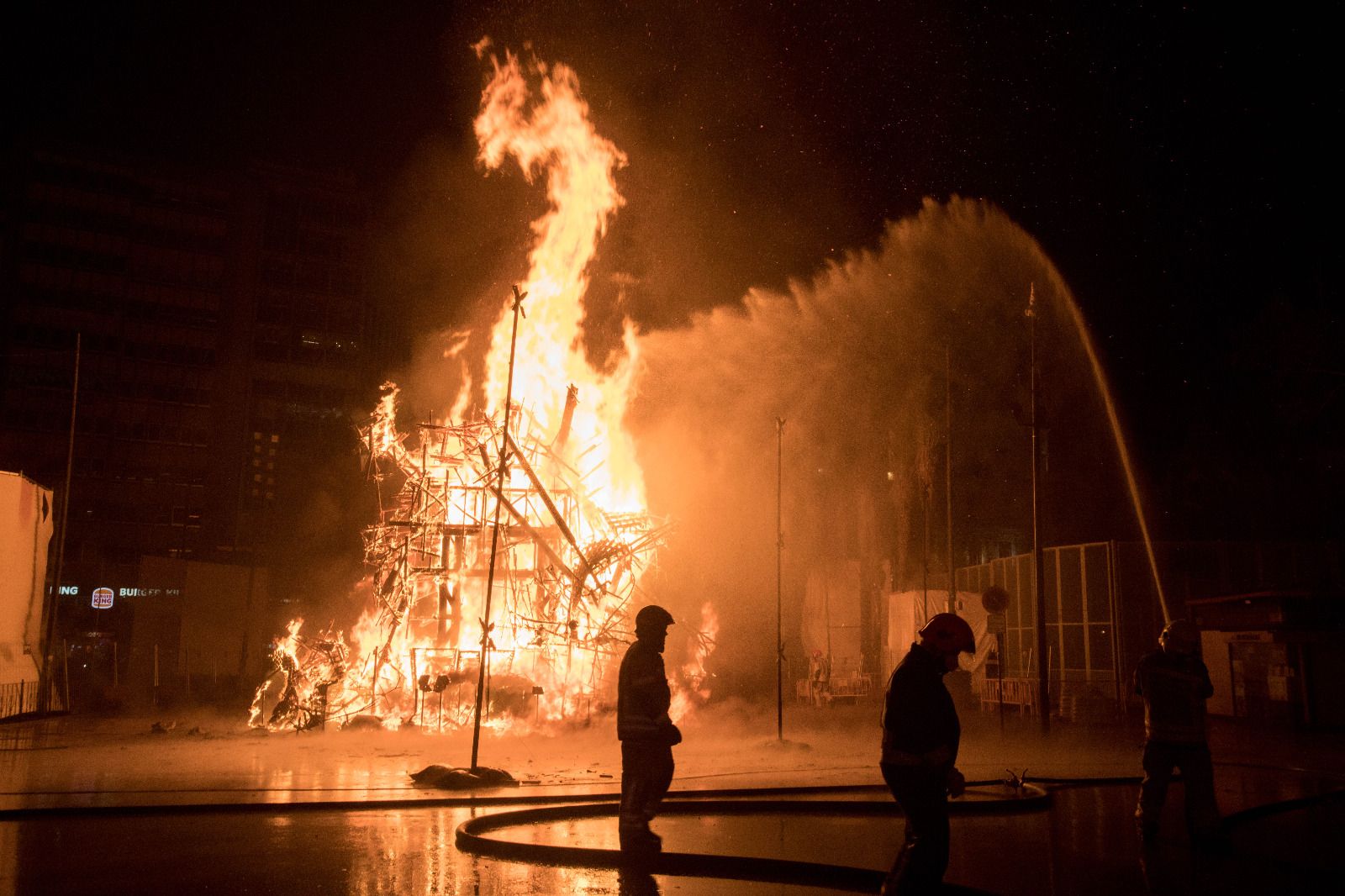 La falla municipal de València, devorada por las llamas