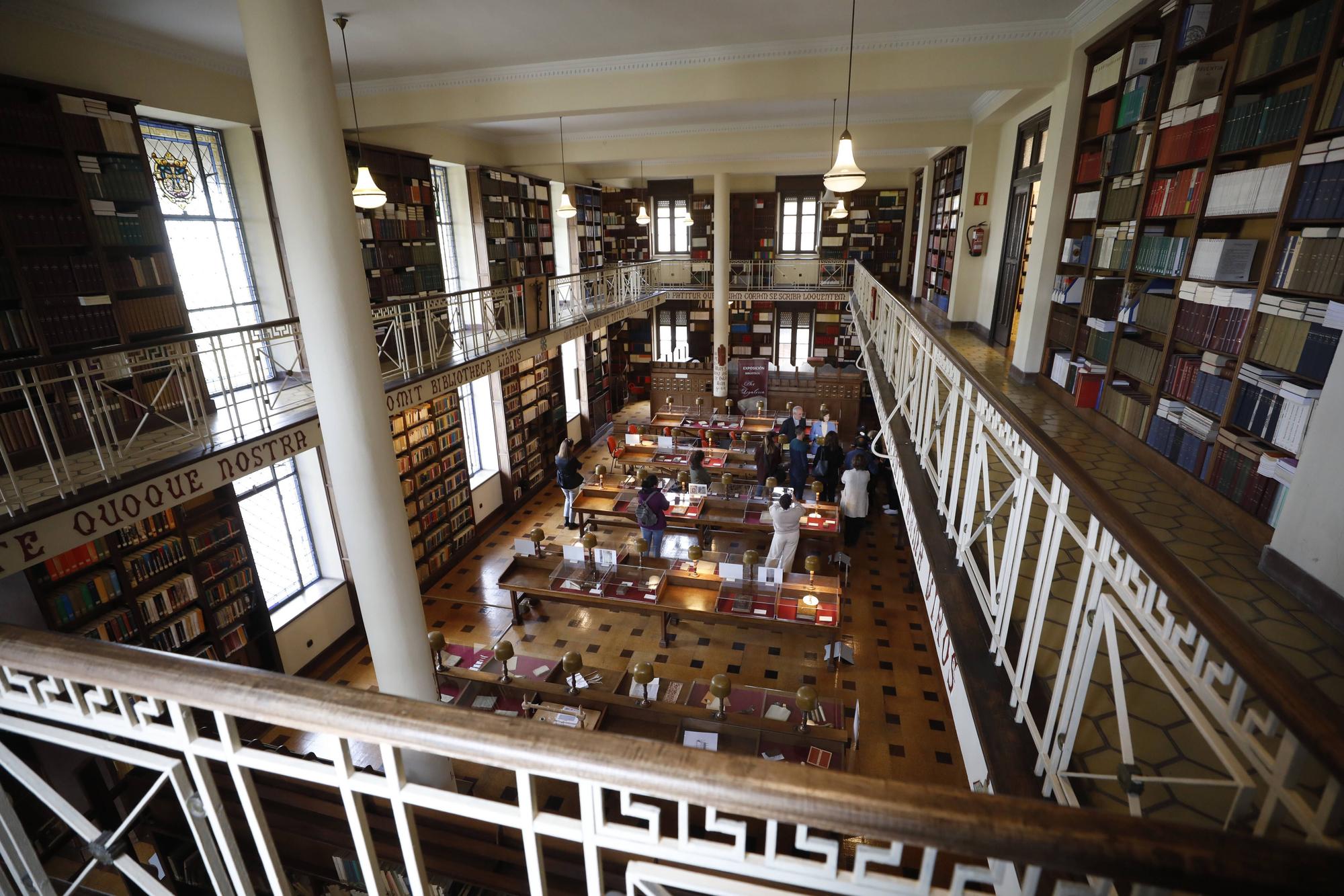 La maravillosa historia que se esconde en la encuadernación de los libros del fondo antiguo del Seminario de Oviedo