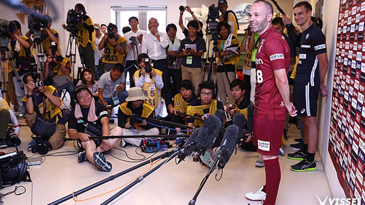 Iniesta, durante una de sus comparecencias ante la prensa japonesa