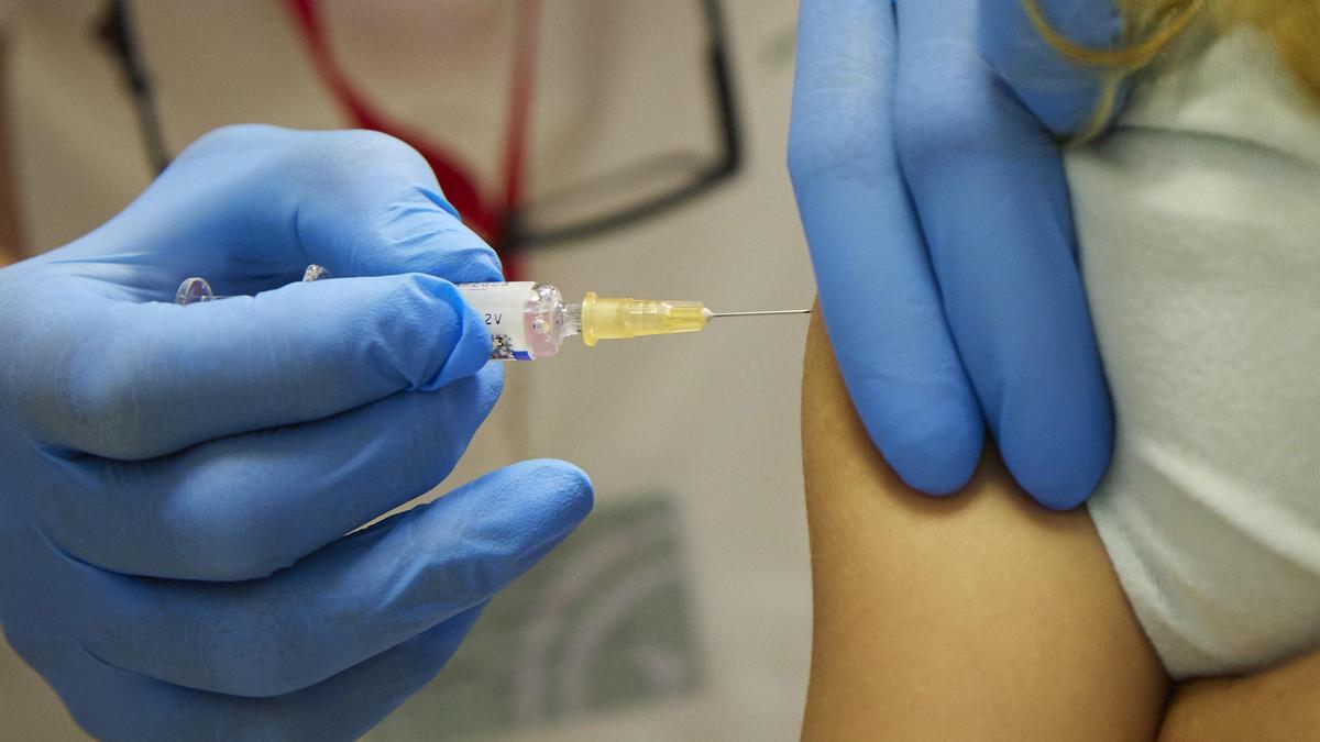 Un menor recibe la vacuna