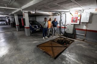 El acuífero que brota en un garaje de Ibiza sigue vertiendo toneladas de agua
