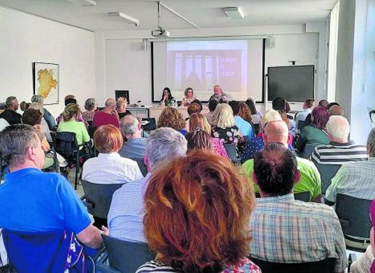 El salón de actos, lleno para la charla del escritor leonés. | CEPA Viriato