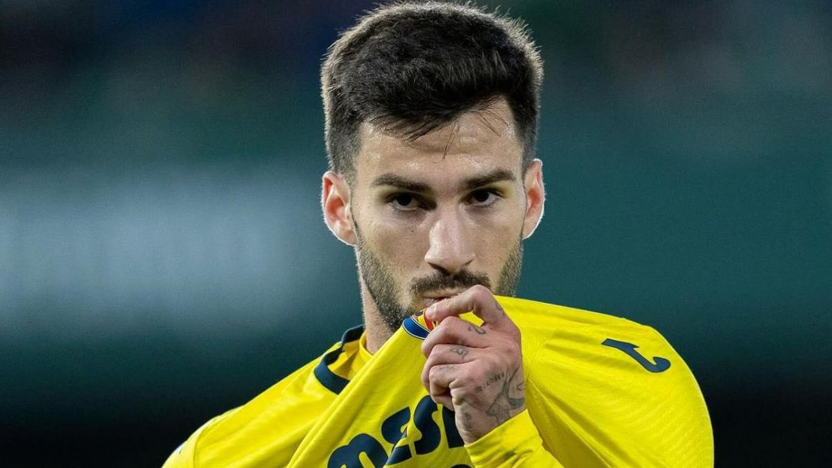 Álex Baena besa el escudo del Villarreal