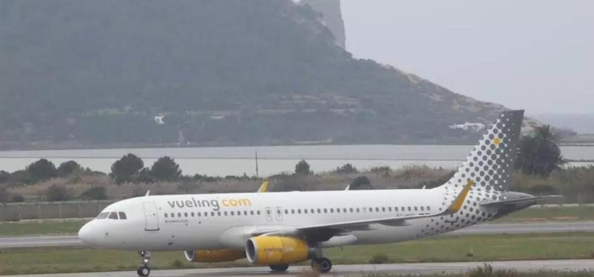 Un avión de Vueling en el aeropuerto de Ibiza, en una imagen de archivo