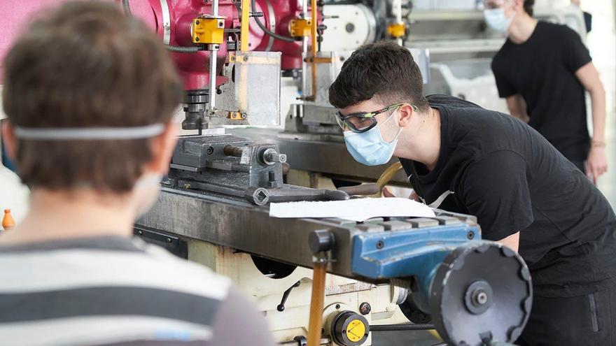 Galicia también se arruga en la obra: pierde en 20 años a la mitad de jóvenes empleados