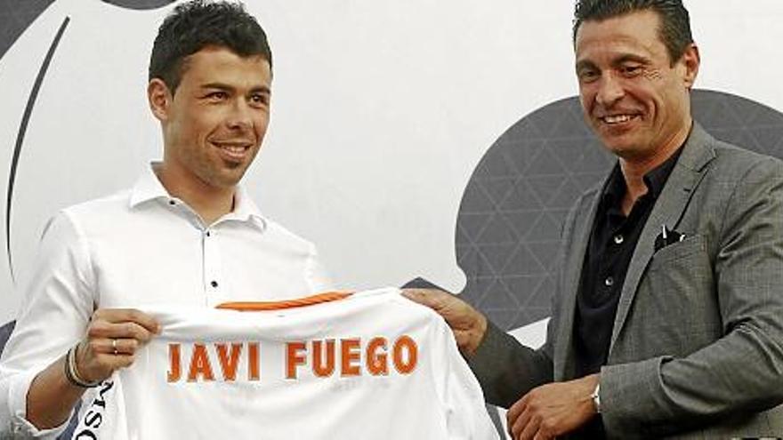 Javi Fuego posa junto a Salvo con la camiseta del Valencia CF en su presentación