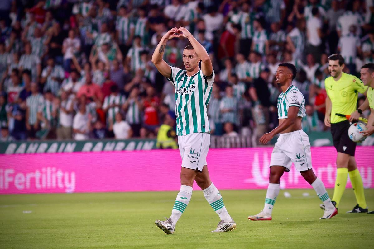 Adrián Fuentes celebra su gol ante la Cultural.