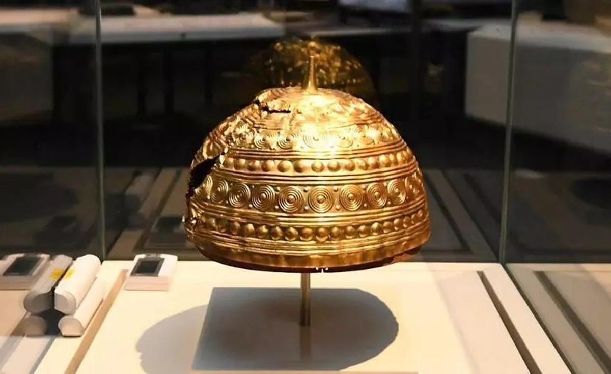 O Casco de Leiro exponse no Museo Arqueolóxico e Histórico do Castelo de San Antón, na Coruña.