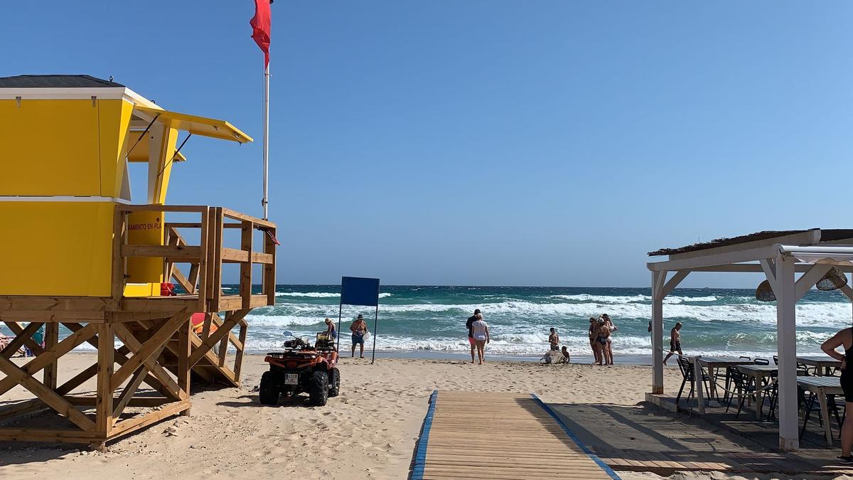 Playa con bandera roja en una fotografía de archivo.