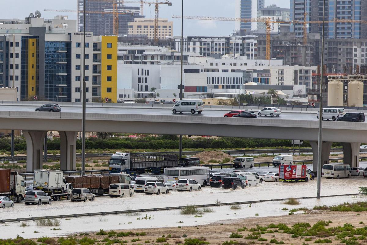 Un temporal inunda Dubái y paraliza carreteras y aeropuertos.