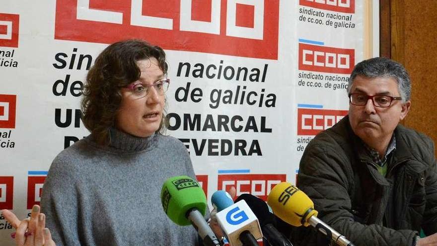 Ángela Comesaña y Juan de la Vega, en rueda de prensa ayer en el edificio de sindicatos. // Gustavo Santos