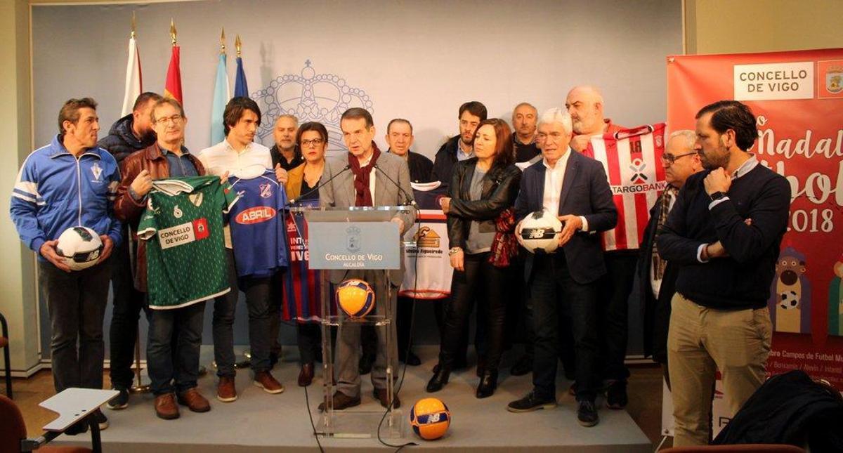 Abel Caballero, con representantes de los clubes, ayer durante la presentación del torneo.