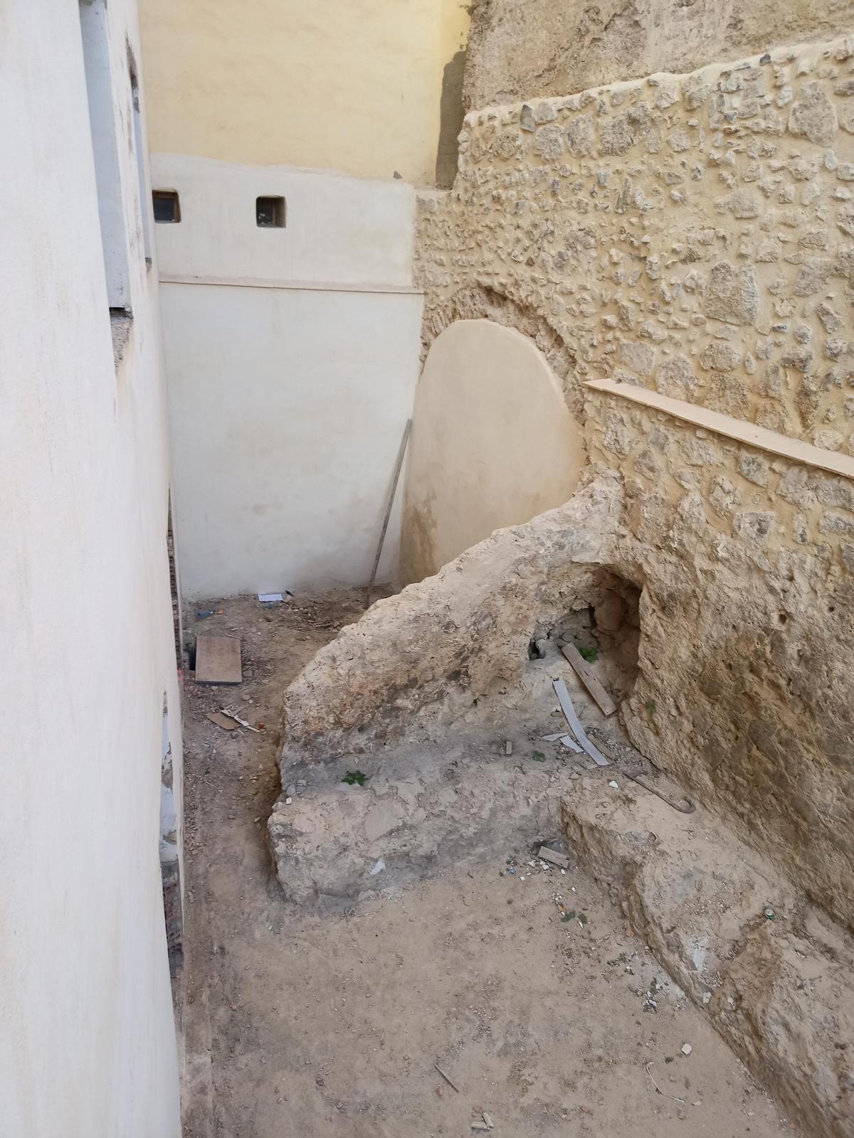 Arco, probablemente de la antigua lonja, y acceso al refugio antiaéreo de la Guerra Civil