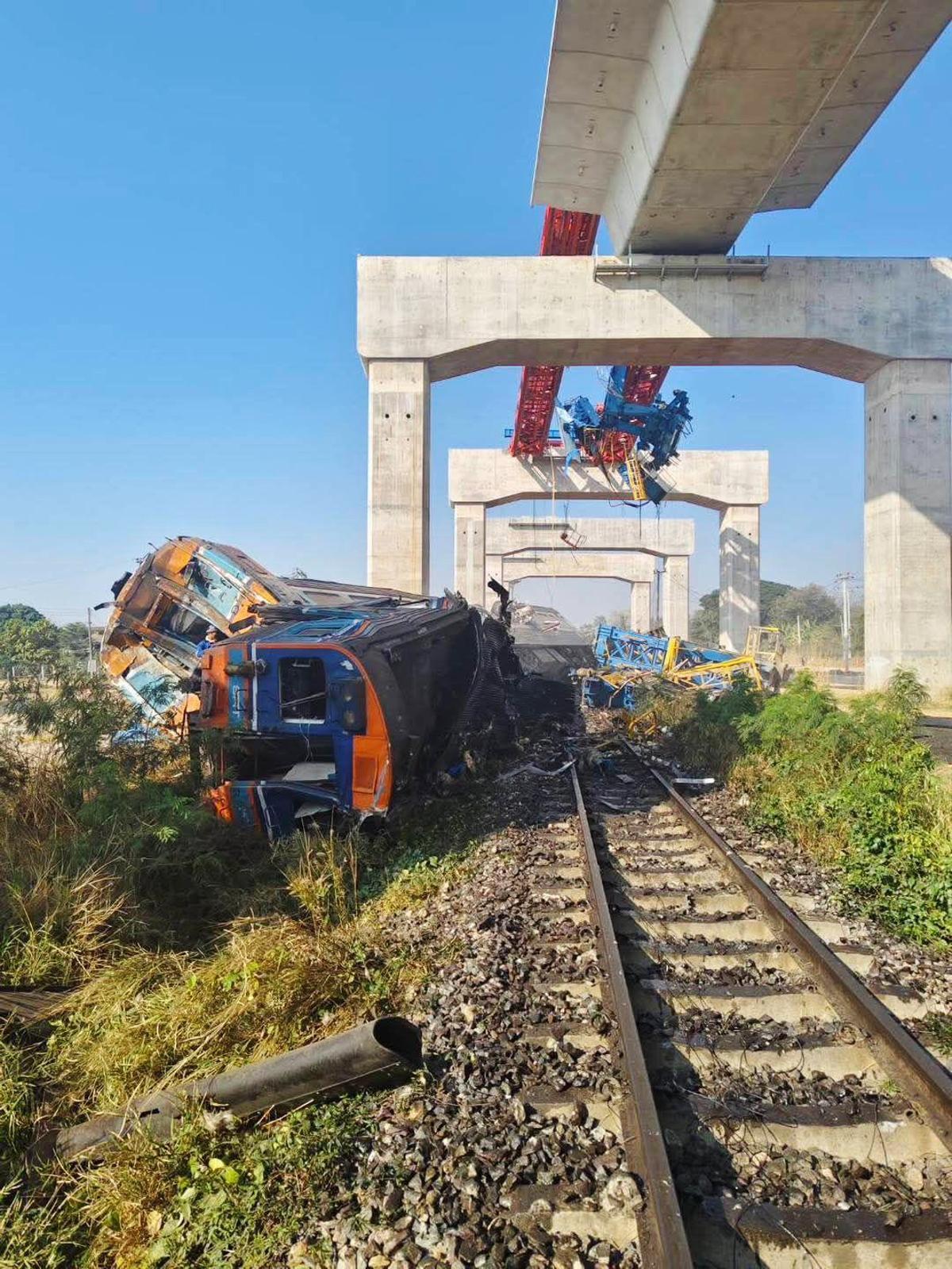 Al menos 22 muertos al caer una grúa sobre un tren en Tailandia
